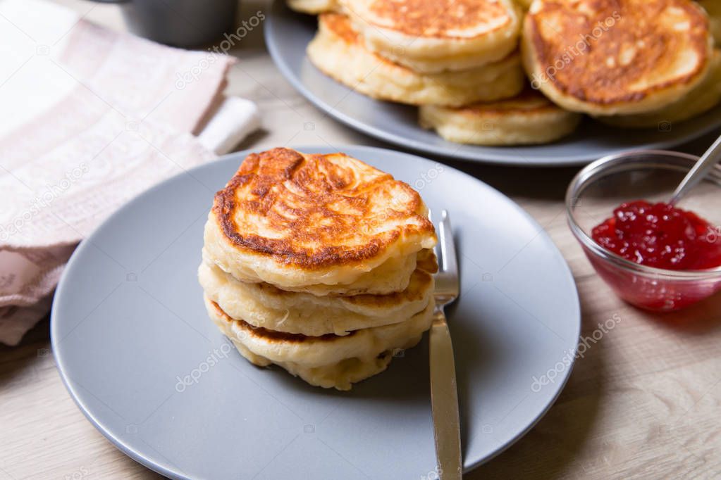 Fritters on kefir, yeast dough.