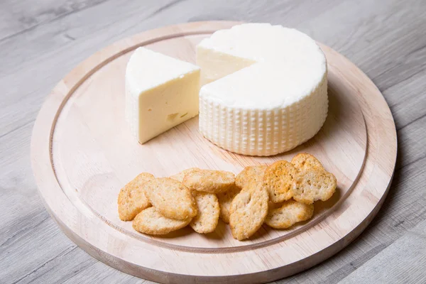 Tzfat kaas met crackers. Israëlische traditionele kaas. Symbool van de joodse feestdag Sjavoeot (Wekenfeest) — Stockfoto