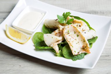 Ispanak ve sarımsak aioli soslu ızgara kalamar