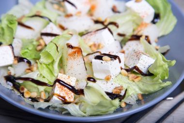 Beyaz peynir, kavun ve sedir Fındık salata