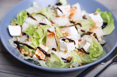 Beyaz peynir, kavun ve sedir Fındık salata