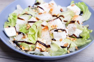 Beyaz peynir, kavun ve sedir Fındık salata