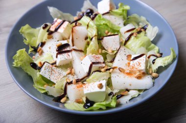 Beyaz peynir, kavun ve sedir Fındık salata