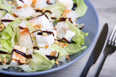 Beyaz peynir, kavun ve sedir Fındık salata