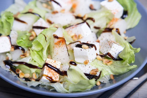 Beyaz peynir, kavun ve sedir Fındık salata