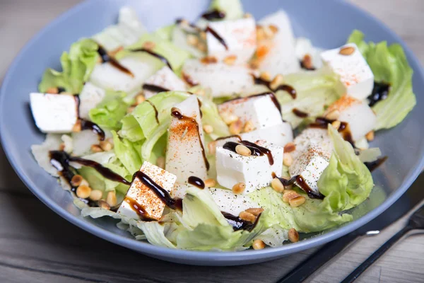 Beyaz peynir, kavun ve sedir Fındık salata