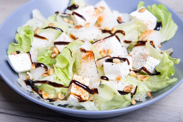 Beyaz peynir, kavun ve sedir Fındık salata