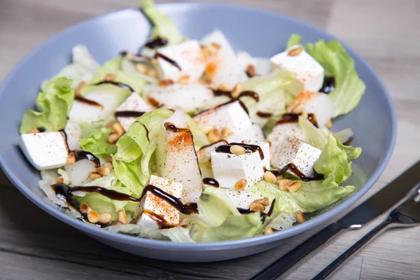 Salade met fetakaas, meloenen en cedar noten — Stockfoto