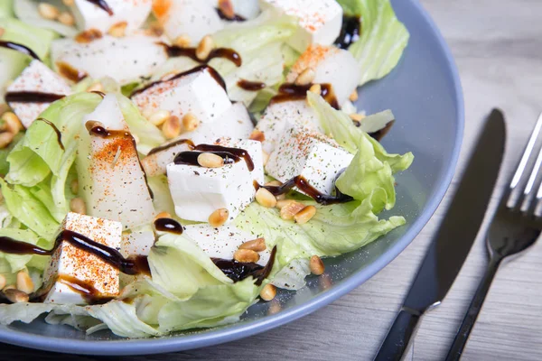 Beyaz peynir, kavun ve sedir Fındık salata