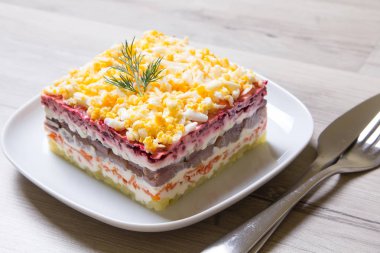 Bir kürk manto altında ringa balığı. Ringa balığı, pancar, patates, havuç ve yumurta dan geleneksel Rus çok katmanlı salatası.