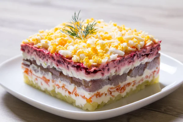 Herring under a Fur Coat. Traditional Russian multilayered salad from herring, beets, potatoes, carrots and eggs. — Stock Photo, Image