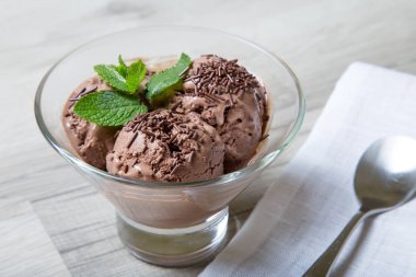 Ev yapımı çikolatalı dondurmalı çikolata kırıntıları. 3 Top. 