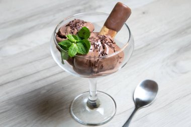 Çikolata kırıntıları ile ev yapımı çikolatalı dondurma.