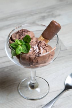 Çikolata kırıntıları ile ev yapımı çikolatalı dondurma.