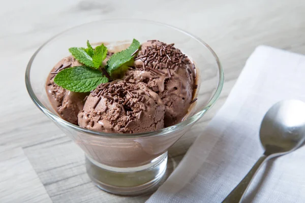 Ev yapımı çikolatalı dondurmalı çikolata kırıntıları. 3 Top. 