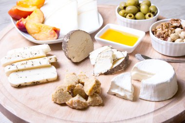 Peynir tabağı. peynir, kavun, nektarin, fındık, zeytin 4 tip.