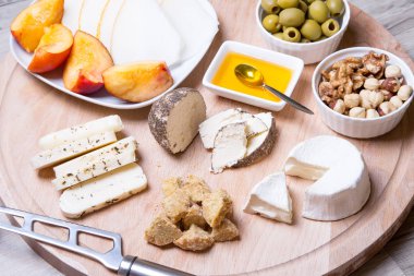 Peynir tabağı. peynir, kavun, nektarin, fındık, zeytin 4 tip.