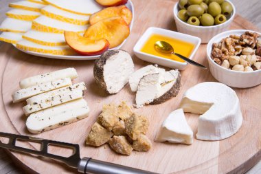 Peynir tabağı. peynir, kavun, nektarin, fındık, zeytin 4 tip.