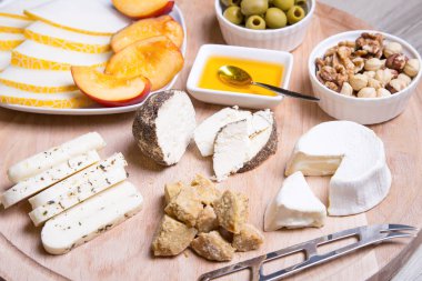 Peynir tabağı. peynir, kavun, nektarin, fındık, zeytin 4 tip.