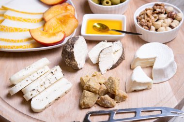 Peynir tabağı. peynir, kavun, nektarin, fındık, zeytin 4 tip.