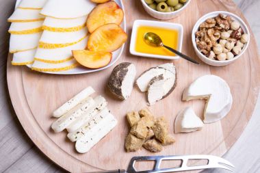 Peynir tabağı. peynir, kavun, nektarin, fındık, zeytin 4 tip.