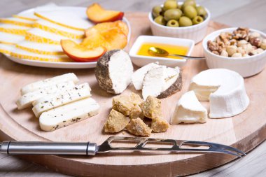 Peynir tabağı. peynir, kavun, nektarin, fındık, zeytin 4 tip.