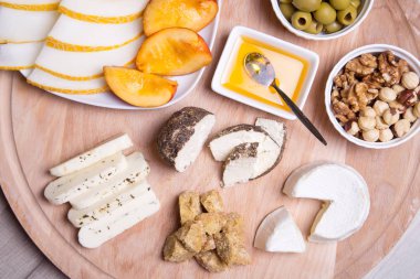 Peynir tabağı. peynir, kavun, nektarin, fındık, zeytin 4 tip.