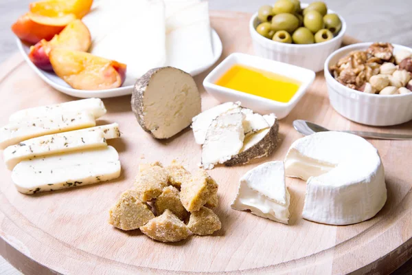 Peynir tabağı. peynir, kavun, nektarin, fındık, zeytin 4 tip.