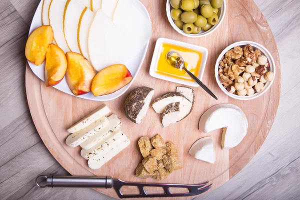 Peynir tabağı. peynir, kavun, nektarin, fındık, zeytin 4 tip.