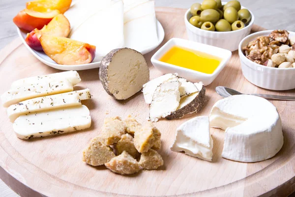 Peynir tabağı. peynir, kavun, nektarin, fındık, zeytin 4 tip.