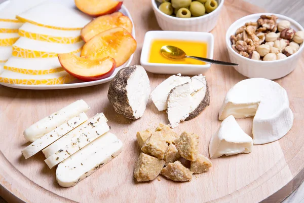 Peynir tabağı. peynir, kavun, nektarin, fındık, zeytin 4 tip.