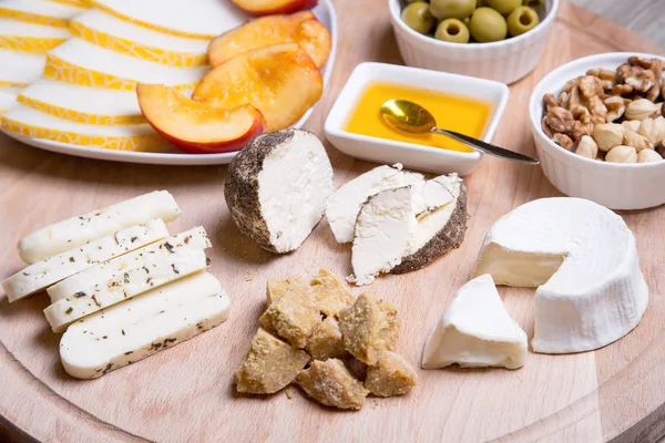 Peynir tabağı. peynir, kavun, nektarin, fındık, zeytin 4 tip.