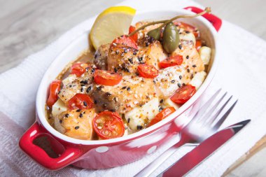 Susam, domates ve kabak pişmiş somon.