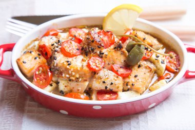 Susam, domates ve kabak pişmiş somon.