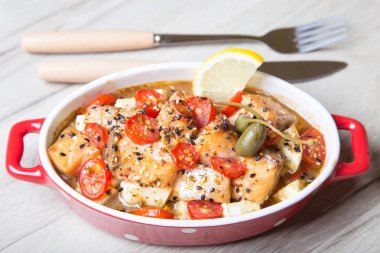 Susam, domates ve kabak pişmiş somon.