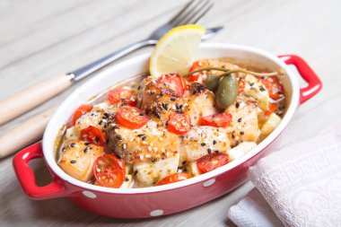 Susam, domates ve kabak pişmiş somon.