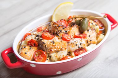 Susam, domates ve kabak pişmiş somon.