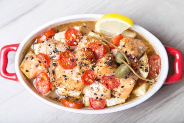 Susam, domates ve kabak pişmiş somon.