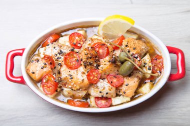 Susam, domates ve kabak pişmiş somon.