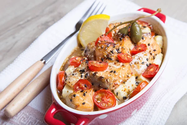 Susam, domates ve kabak pişmiş somon.