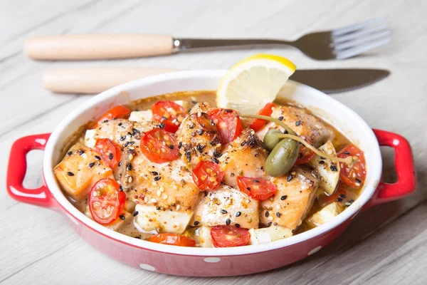 Susam, domates ve kabak pişmiş somon.