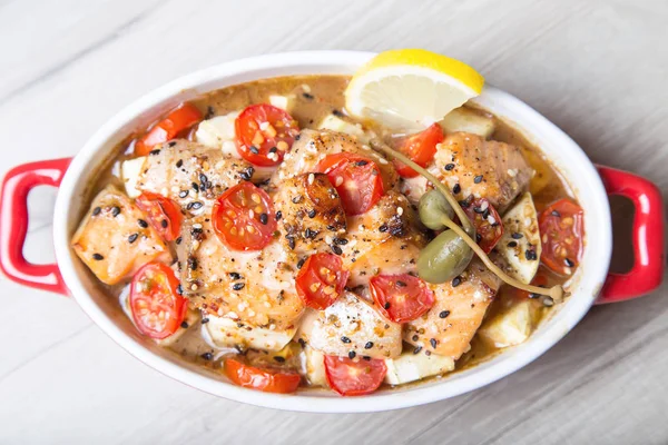 Susam, domates ve kabak pişmiş somon.