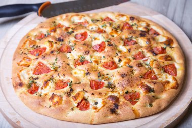 Taze ekmek focaccio peynir brynza ve domates ile