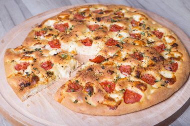 Taze ekmek focaccio peynir brynza ve domates ile