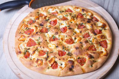 Taze ekmek focaccio peynir brynza ve domates ile