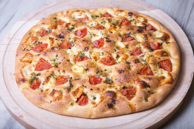 Taze ekmek focaccio peynir brynza ve domates ile