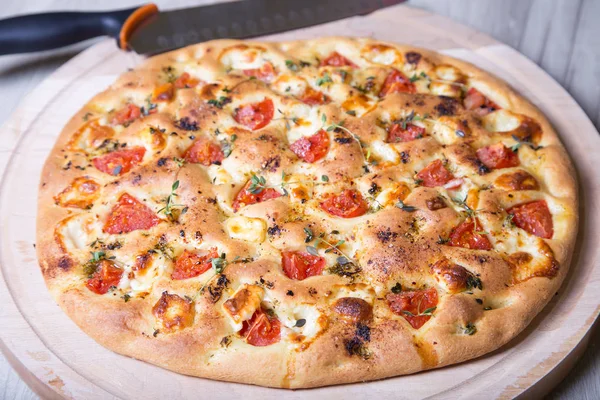 Taze ekmek focaccio peynir brynza ve domates ile