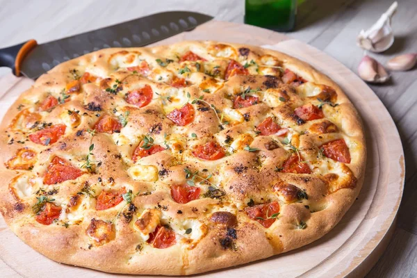 Taze ekmek focaccio peynir brynza ve domates ile