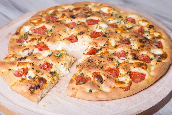 Taze ekmek focaccio peynir brynza ve domates ile