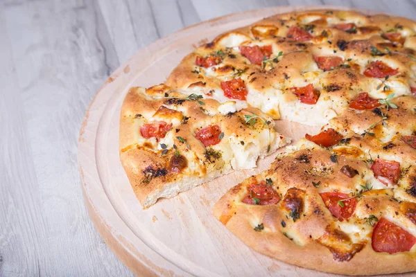 Taze ekmek focaccio peynir brynza ve domates ile